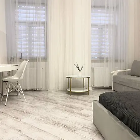куліша 15, в центрі,тц форум,оперний Apartment *